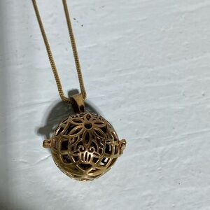 Elegant Gold Pendant Necklace